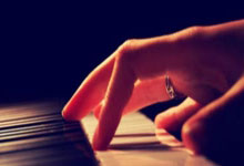 东升国际：冷库美媒晒库里进三分后回头瞪着伊萨洛露出吓人眼神：！.